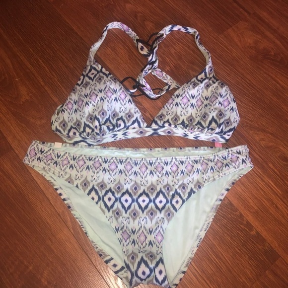 Victoria’s Secret Bikinis - Picture 2 of 5